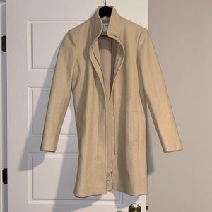 Women’s beige zip up mock neck coat with pockets. Size small